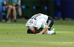 梅西頭頂草坪跪地，阿根廷終究與世界杯無緣
